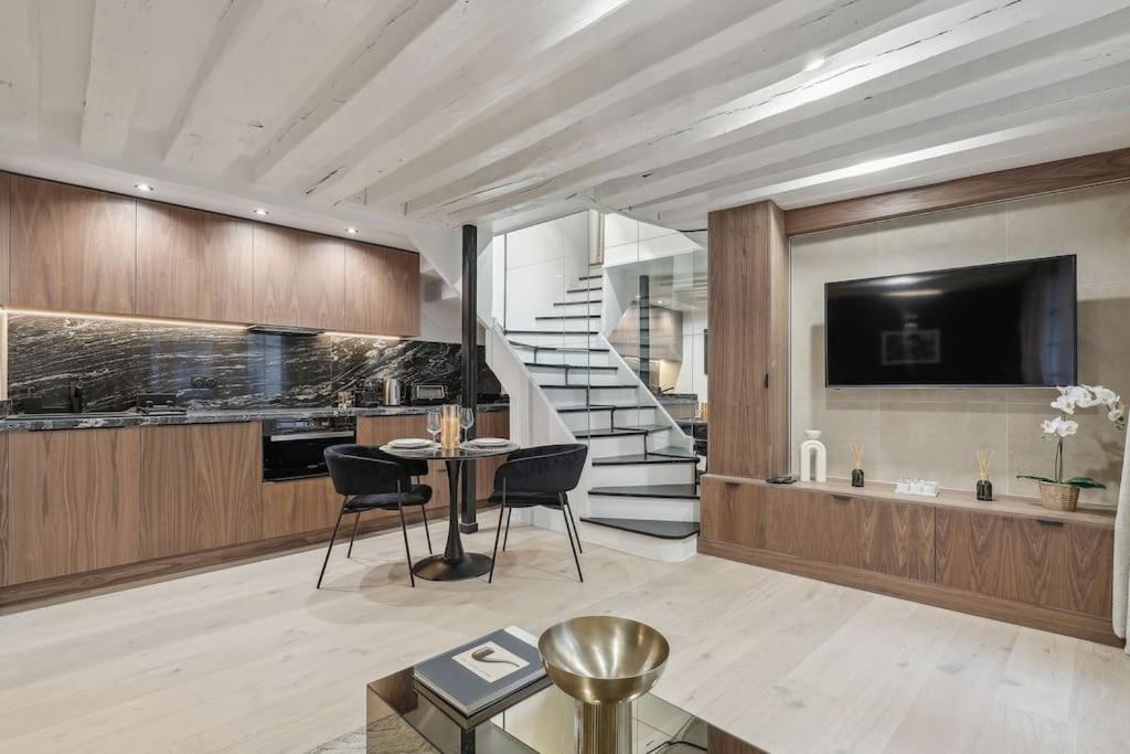 Duplex Parisien Pres Du Louvre Parijs
